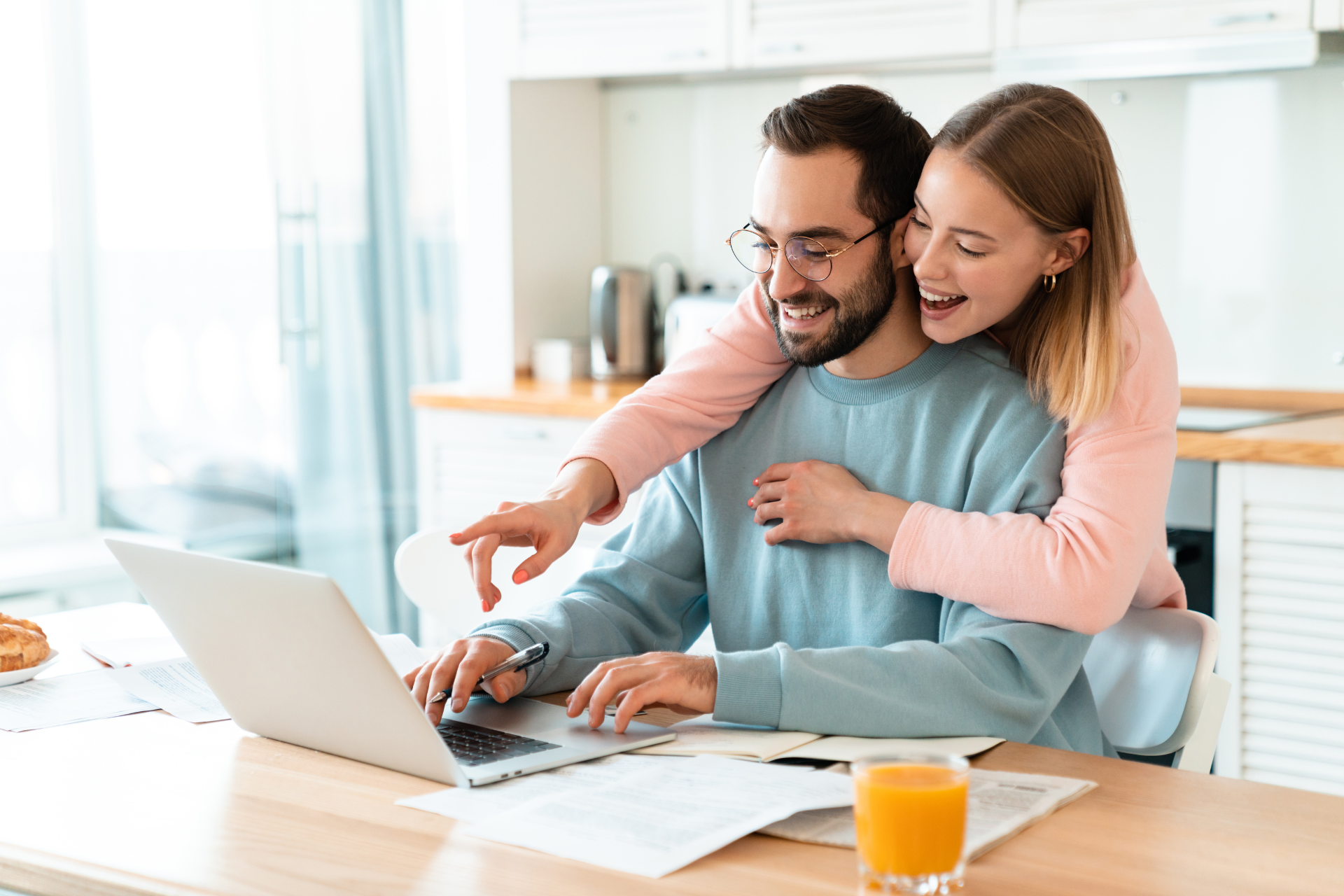 couple-researching-prenuptial-agreement in their laptop