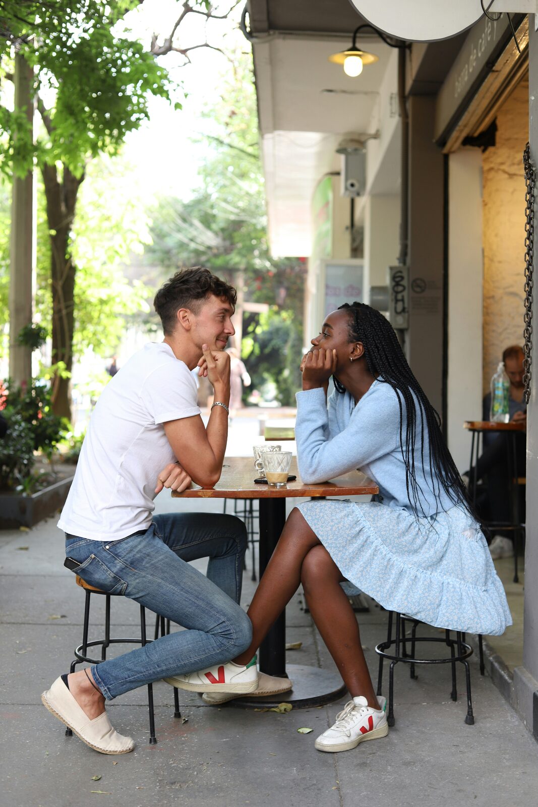 Kentucky couple talking over coffee at a sidewalk cafe, exploring their prenup options