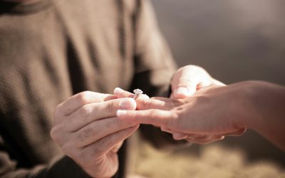 Which Knee Should You Propose On? A Quick Guide to Proposal Etiquette